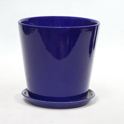 Pot Keramik Biru Ringan Dalam Ruang Dengan Drainase