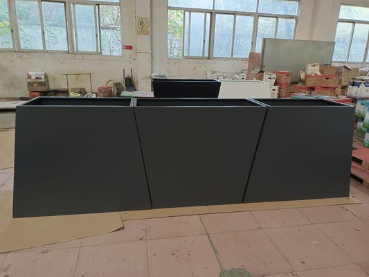 Geometric Metal Planter Pot Tahan Cuaca Di Emas Hitam Dan Perak