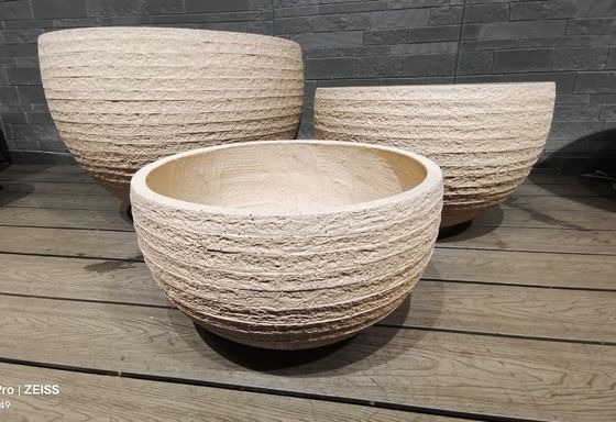 Fiber Clay Planter Bulat Gaya Rustikal Alam Efek Berlapis Bergaris Beige Ringan