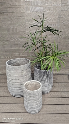 Pot Fiber Clay Bulat Abu-abu Muda Dengan Guratan Melingkar Horizontal Untuk Dekorasi Interior