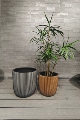 Pola Garis Warna Perak Pot Fiber Clay Bulat Ringan Proyek Lanskap Taman Atap